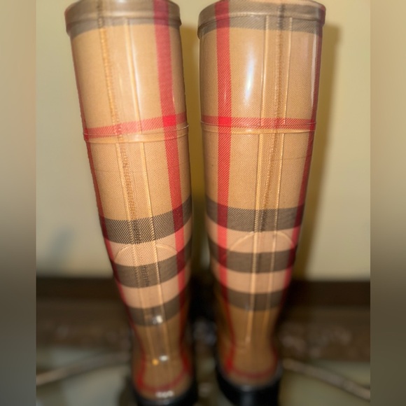 TALL CLASSIC BURBERRY RAIN BOOTS - Picture 14 of 14